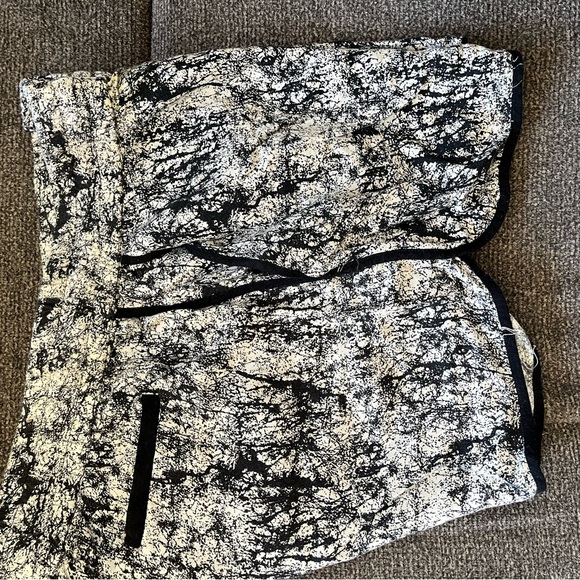 2 pairs ladies shorts- 1- black & white: 1 green & blue - Picture 5 of 7